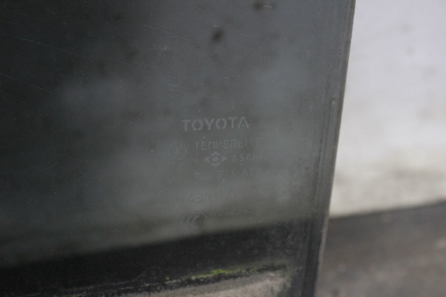 Стекло двери задней левой 6810442110 TOYOTA