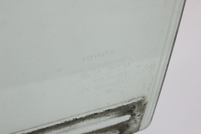 Стекло задней двери, левой 6810447051 TOYOTA