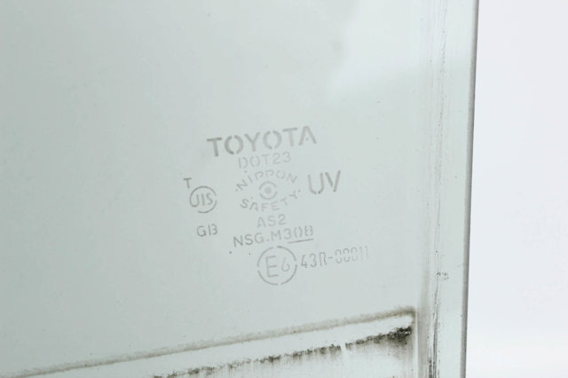 Стекло задней правой двери 6811312770 TOYOTA