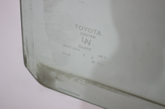 Стекло задней правой двери 6811333050 TOYOTA