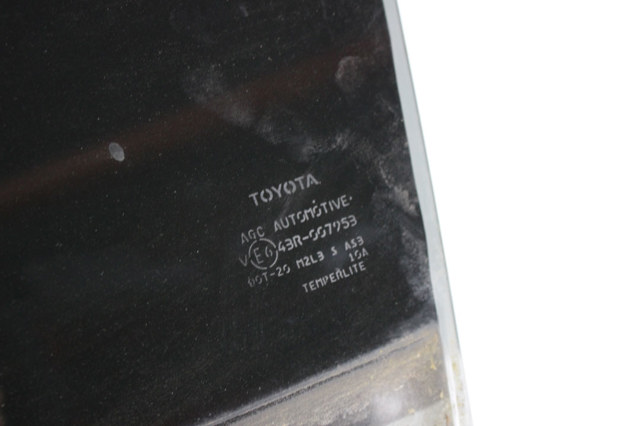 Стекло задней двери, левой 6811442150 TOYOTA