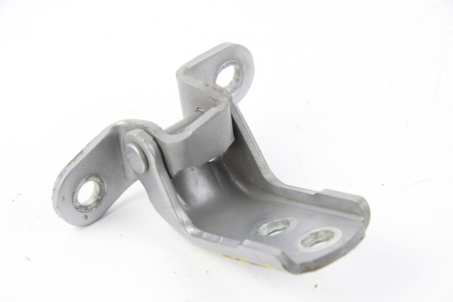 Петля передней двери левая 6872033030 TOYOTA