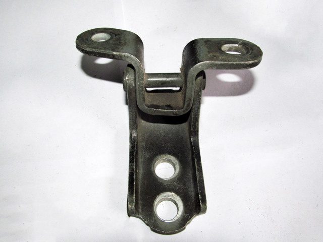 Петля водительской двери 68720AA020 TOYOTA