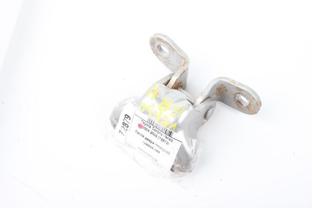 Петля передней двери правая 687300F010 TOYOTA