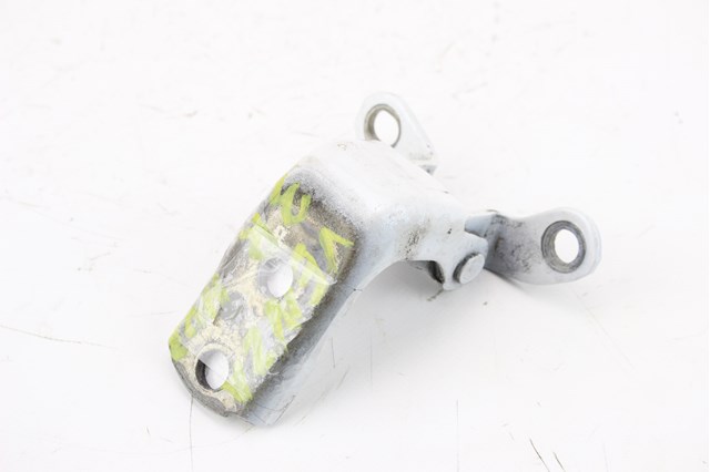 Петля двери задней правой 6877004010 TOYOTA