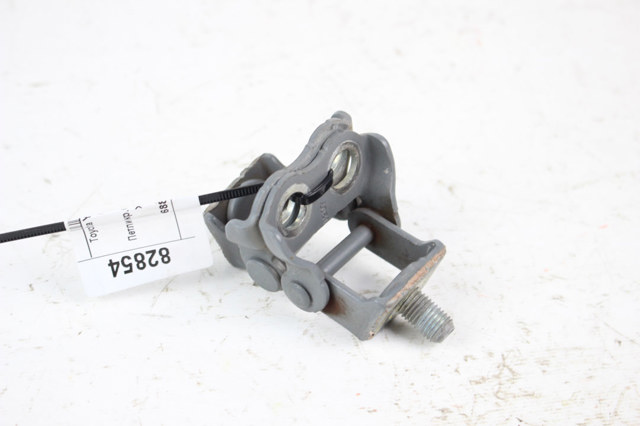 Крепление крышки багажника 6880152010 TOYOTA