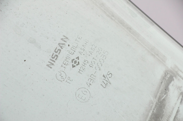 Стекло пассажирской двери 80300CA000 NISSAN