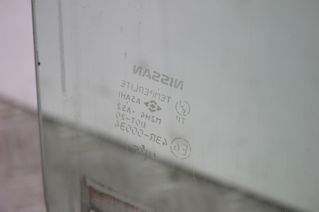 Стекло двери передней правой 80300JG000 NISSAN