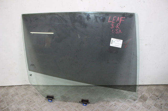 Стекло задней правой двери 823003NF1A NISSAN