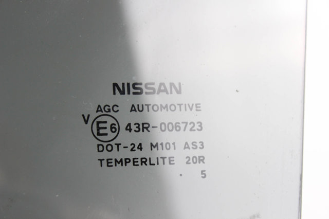 Стекло задней двери, левой 823011KK0A NISSAN