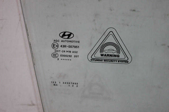Стекло передней правой двери 824212Y000A HYUNDAI
