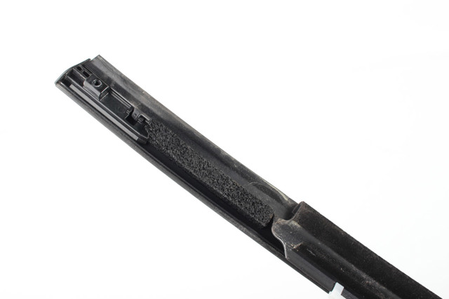 Молдинг опускного стекла нижний, двери задней, левой 83210J9000 HYUNDAI