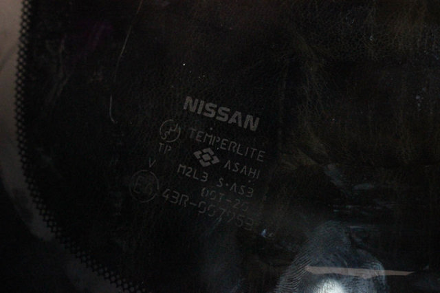 NISSAN 83300JG100 Стекло кузова (багажного отсека) правое в наличии Днепр