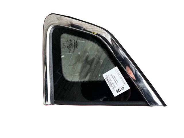 Стекло багажного отсека, правое 833124EA0A NISSAN