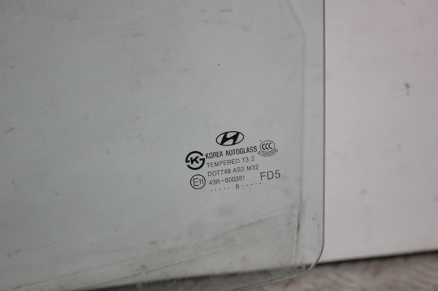 Стекло задней двери, левой 834112L010 HYUNDAI