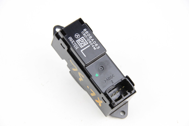 Кнопка подъемника задних стёкол 8608A063 MITSUBISHI