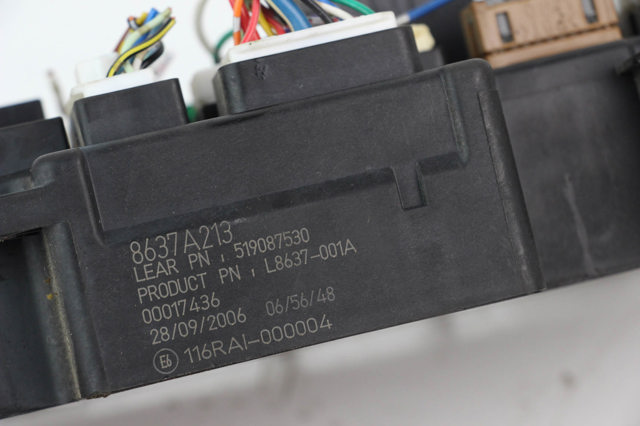 Монжатный блок реле 8637A213 MITSUBISHI