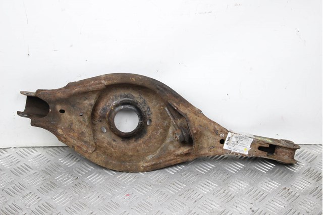 Рычаг задней подвески нижний, правый B45A28300C MAZDA