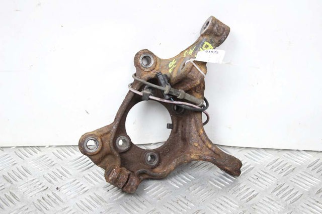 Цапфа поворотная правая B45A33021 MAZDA
