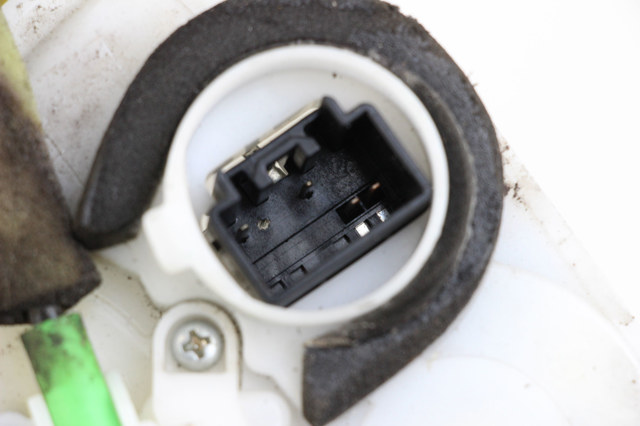 Замок задней правой двери  BBM472310A MAZDA