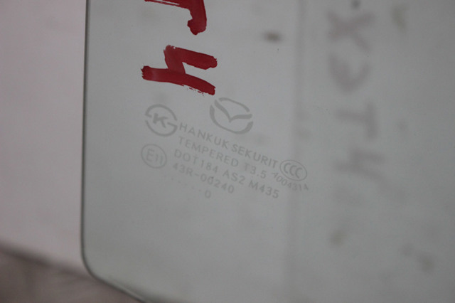Стекло задней правой двери BBN572511A MAZDA