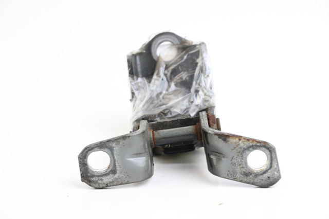 Петля водительской двери D46158210A MAZDA