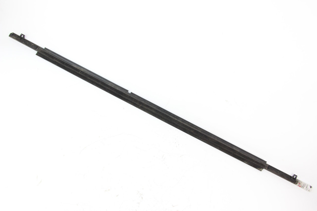 Уплотнитель стекла двери передней правой внешний (планка) KB7W50640C MAZDA