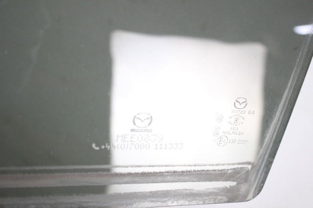 Стекло задней двери, левой KB8C73510 MAZDA