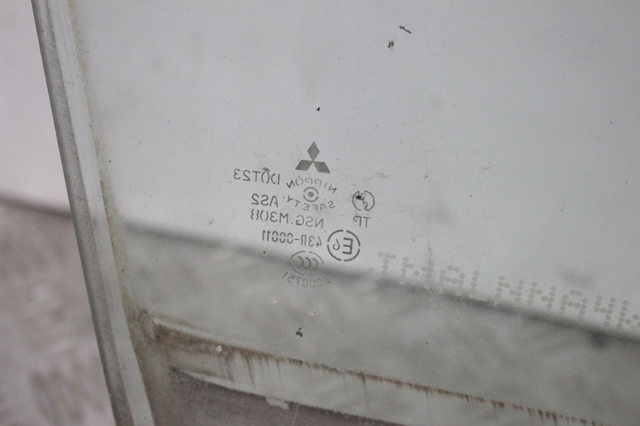 Стекло пассажирской двери MN167532 MITSUBISHI