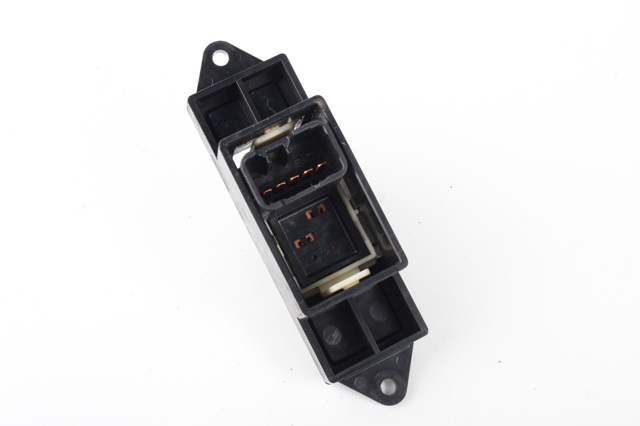 Кнопки переднего правого стеклоподъёмника MR587944 MITSUBISHI
