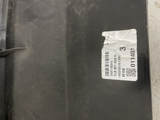 7LA807699D VAG Кронштейн решетки радиатора купить в Николаев