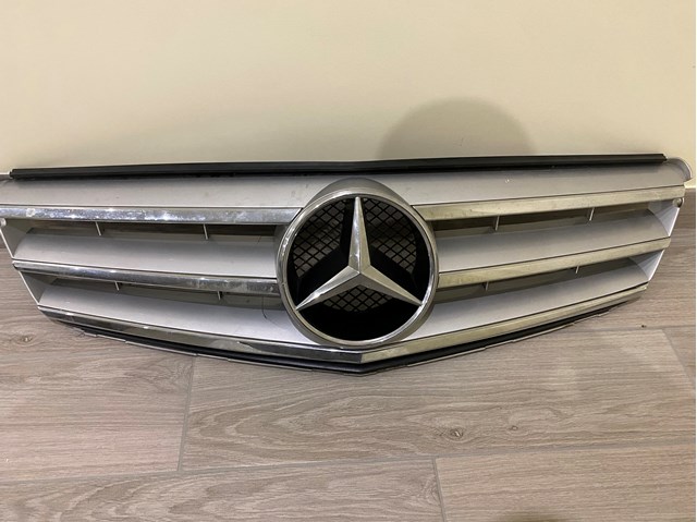 MERCEDES 2048800023 Решетка радиатора в наличии Львов