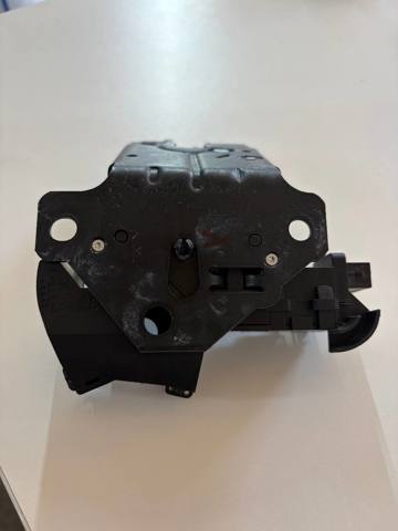 Замок двери багажника 8P4827505C VAG