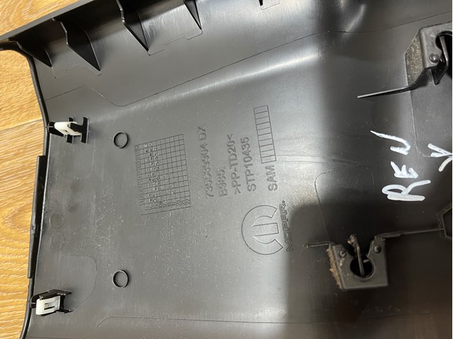 CHRYSLER 5VW37LXHAA Обшивка стойки кузова внутренняя средняя нижняя правая в наличии Кривой Рог