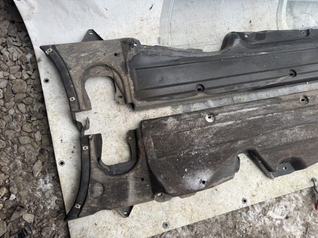 7P0825202C VAG Защита днища правая купить в Кривой Рог