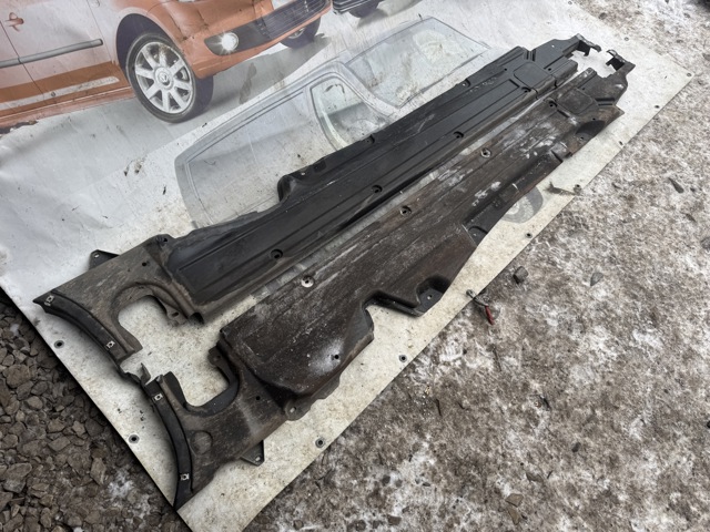 7P0825202C Защита днища правая купить Ирпень