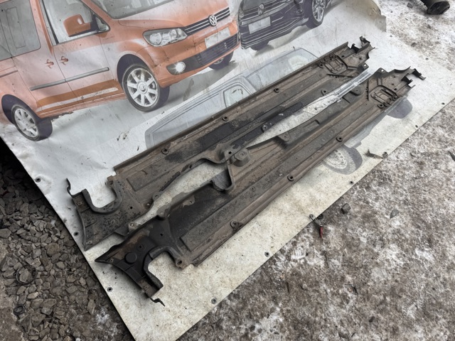 7P0825202C VAG Защита днища правая купить в Украина