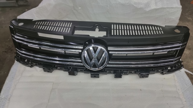 Решетка радиатора 5N0853653F VAG
