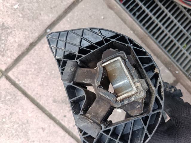 RENAULT 113752043R Подушка (опора) двигателя правая передняя в наличии Винница