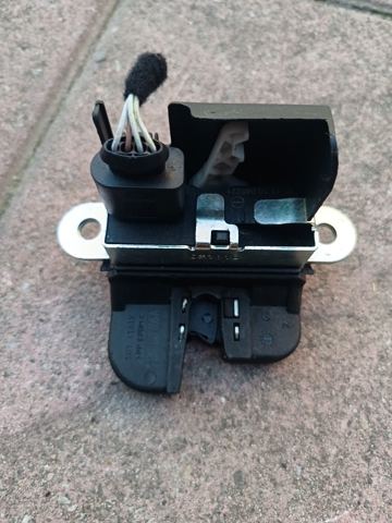 Замок и ручка двери задка Фольксваген Гольф VI