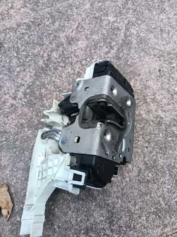 Дверной замок передний правый A9067201735 MERCEDES