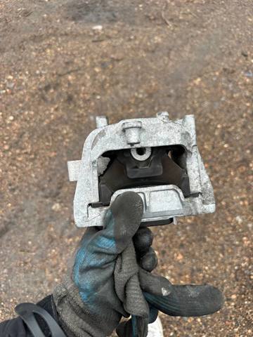 Правая подушка двигателя Шкода Октавия II A5