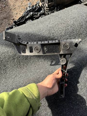 Левое крепление заднего бампера 1T0807393D VAG