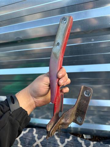 NISSAN 654009U000 Петля капота правая в наличии Тернополь