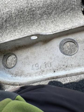 Завеса капота правая 6R0823302A VAG