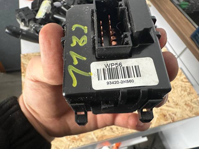 HYUNDAI 934202K560 Правый подрулевой переключатель в наличии Львов