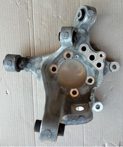 Цапфа поворотного кулака 430185CA0A NISSAN