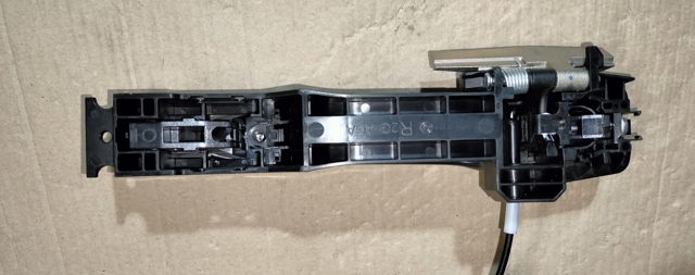 Держатель наружной ручки двери, задней правой 806104GA1B NISSAN