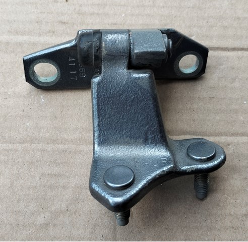 Петля задней двери, правой 824004GA0A NISSAN