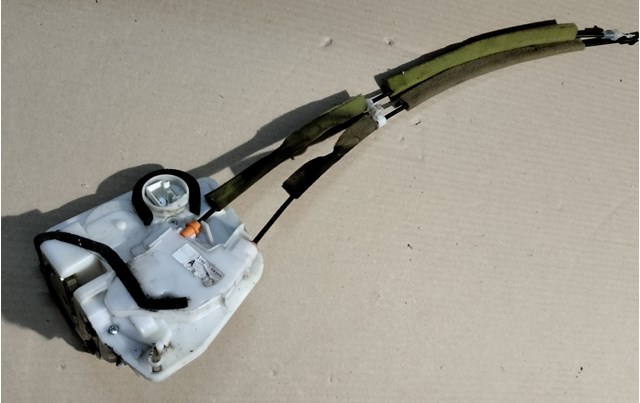 Замок задней левой двери KD4773310 MAZDA